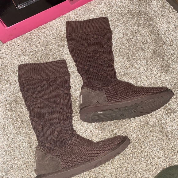 Size 6 Brown Sweater Ugg Boots - Picture 3 of 7